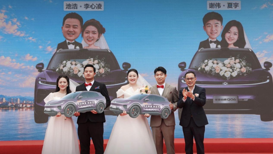 图为领导嘉宾为新人代表颁奖。 长安汽车 供图