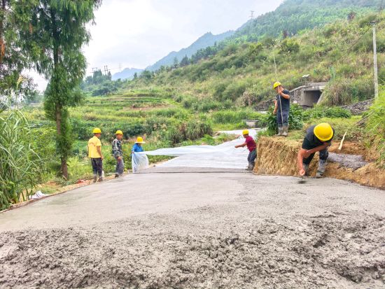 “烦心路”变“舒心路” 万盛农村公路安全提升工程按下“快进键