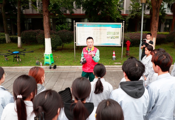 全国劳模何涛走进重庆校园企业 分享电力无人机应用