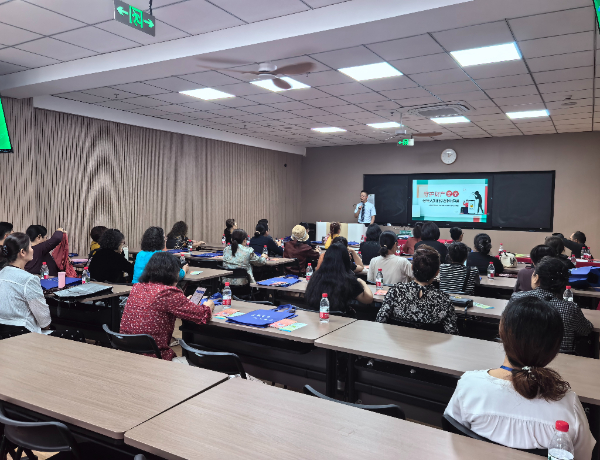 AI换脸拟声诈骗盯上老年人 中信银行走进南岸区老年大学开讲反