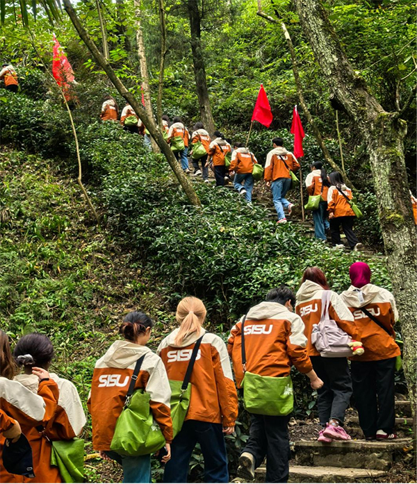中外青年同走长征路 川外师生留学生綦江石壕研学纪念长征胜利9