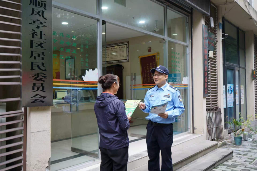 长寿社区民警邓伟进驻150余个微信群 用“三心”叩开群众心门