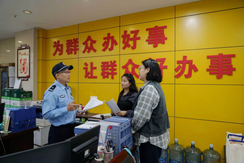 长寿社区民警邓伟进驻150余个微信群 用“三心”叩开群众心门