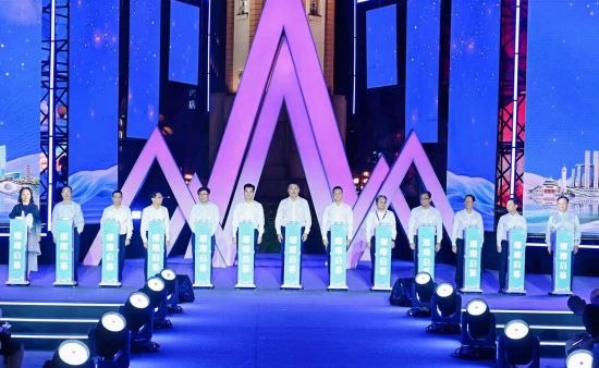 2026重庆解放碑国际丝绸消费节启幕 千年丝艺邂逅山城时尚
