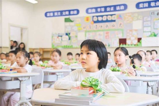 重庆中小学迎报到日 朱砂开蒙、时光邮筒解锁别样开学第一课
