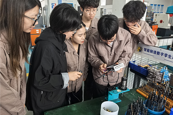 重庆城市职业学院邃目智测项目从车间痛点走向市场