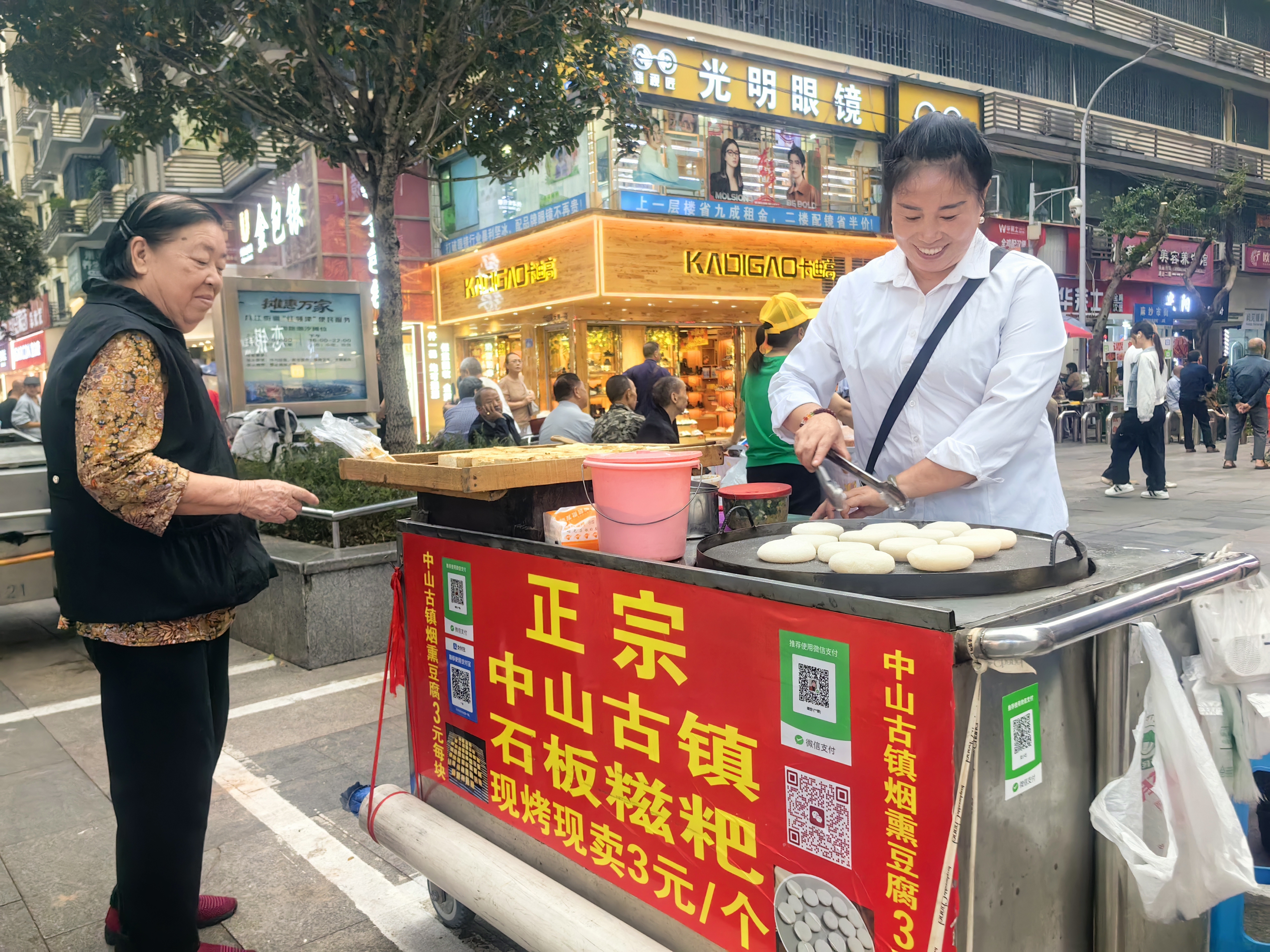 江津创新摊惠万家 流动摊贩有了固定摊位吃上安稳饭
