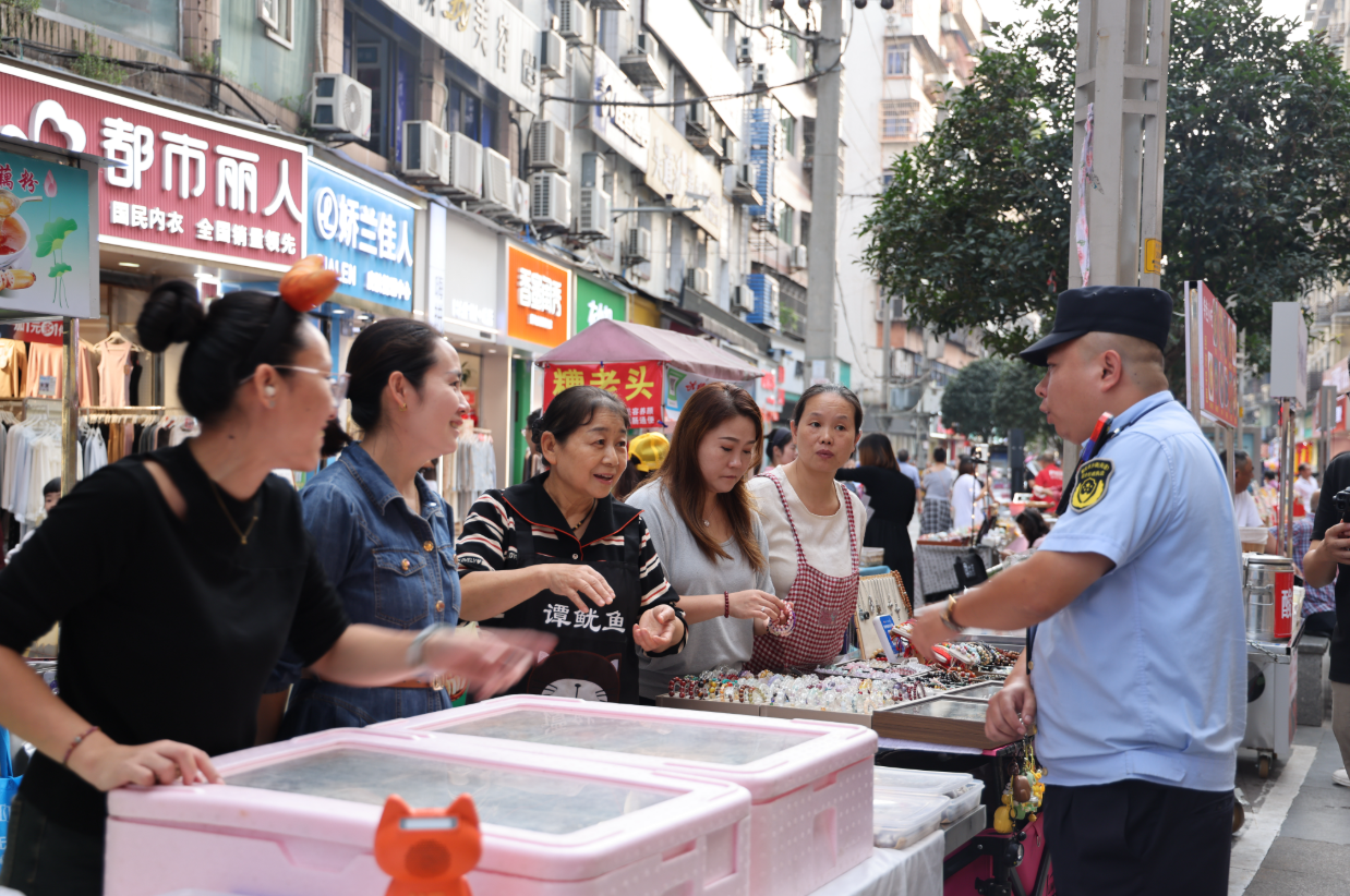 江津创新摊惠万家 流动摊贩有了固定摊位吃上安稳饭