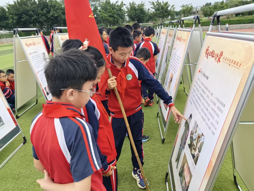 荣昌图书馆送长征英雄展进校园社区 孩子体验过雪山草地