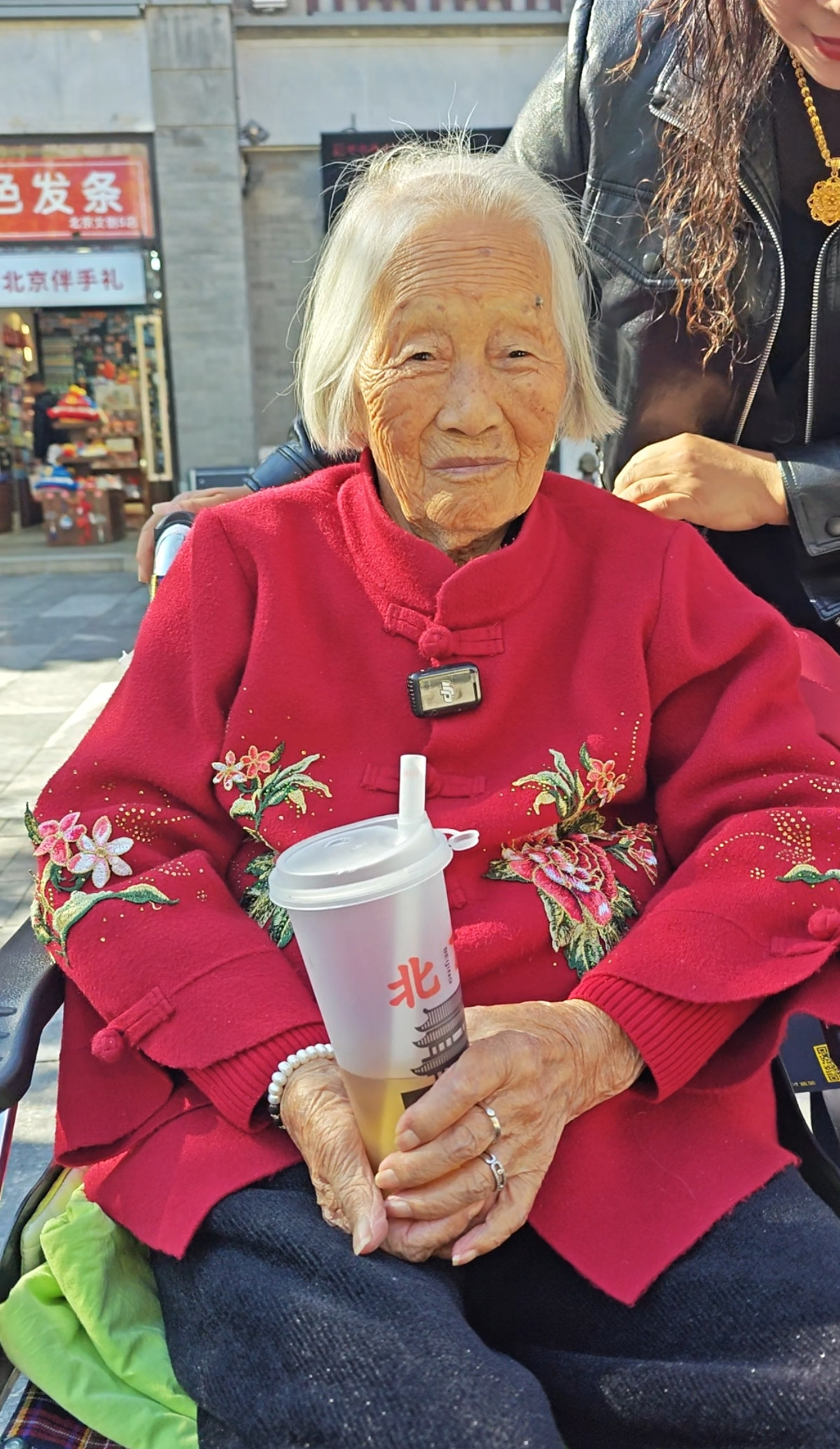 河南三姐妹轮流背92岁奶奶登长城 圆了老人几十年心愿