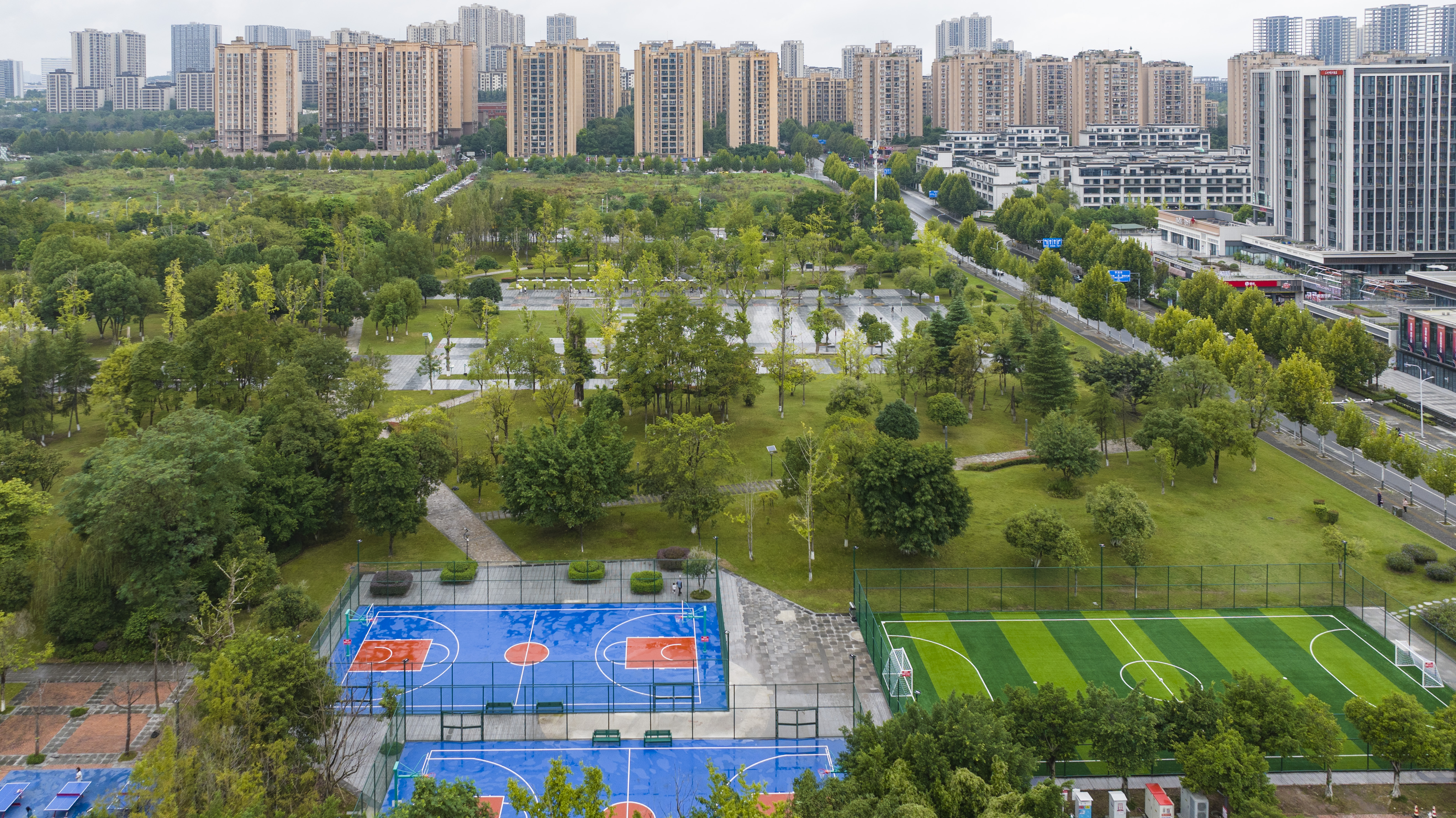 两江新区公园升级运动场投用 体育设施嵌入绿意方便市民锻炼