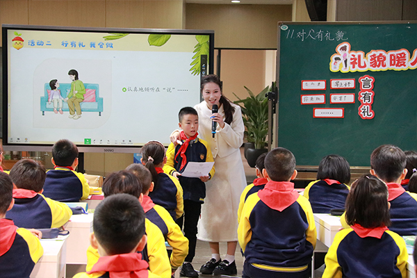 大足龙岗一小李雪娅:用AI“数字人”让课堂有温度有童趣