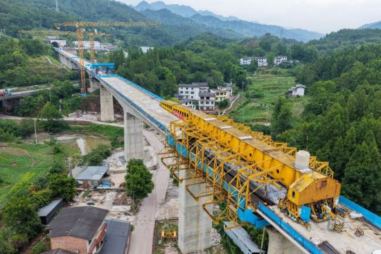 西渝高铁庄子村跨沪蓉高速特大桥合龙 全长734.9米设计时速