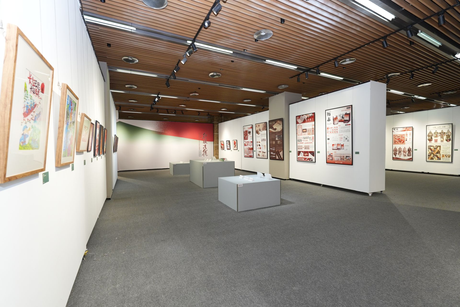 红旗漫卷长征胜利90周年艺术作品展在重庆师大开幕