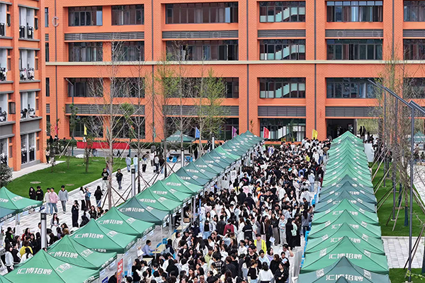 200余家企业携1.2万余岗位进校 轻工职院双选会举行