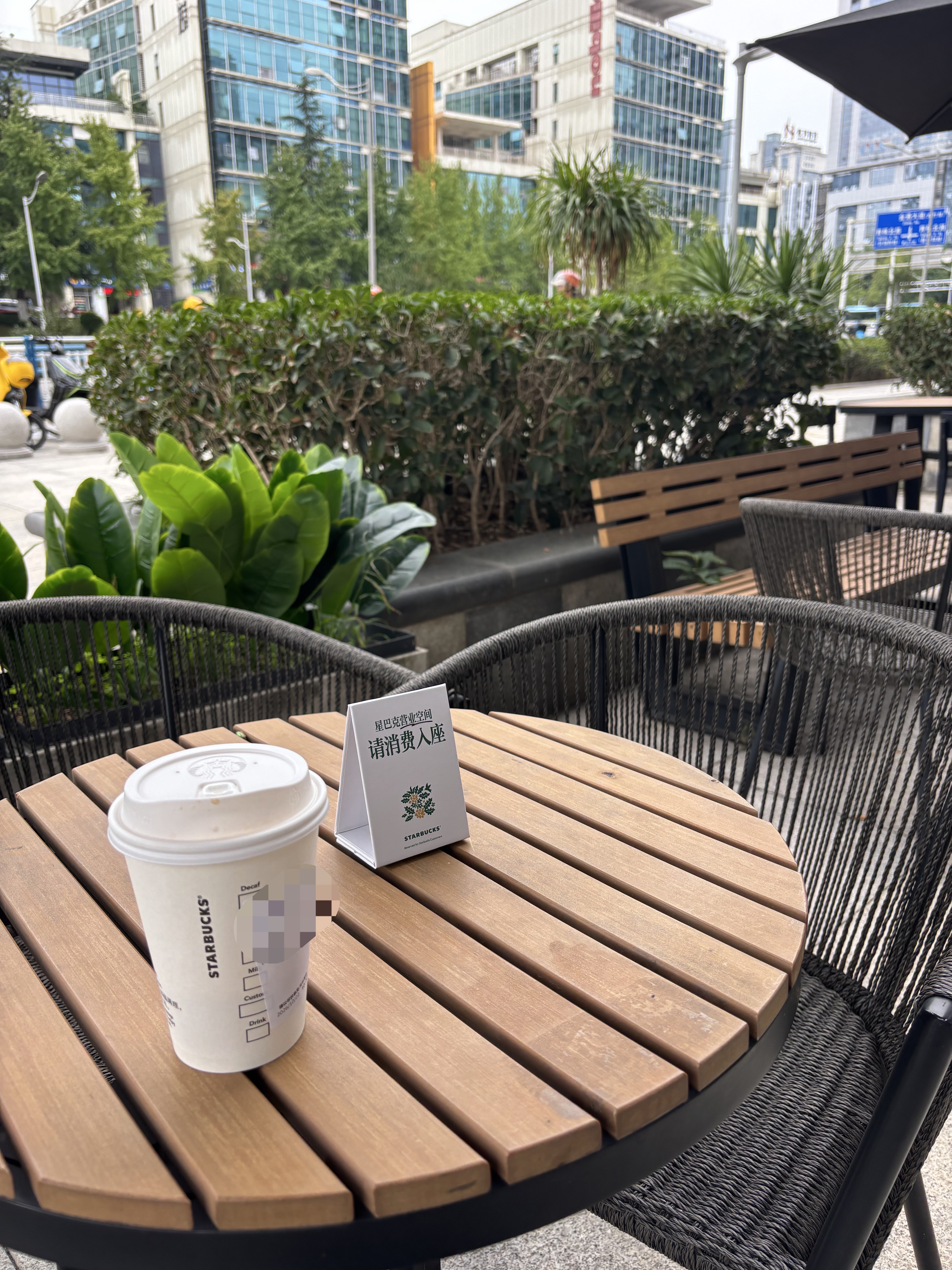 星巴克消费入座落地首日实探重庆门店 提示牌上桌引第三空间热议