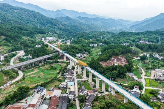 西渝高铁庄子村跨沪蓉高速特大桥合龙 全长734.9米设计时速