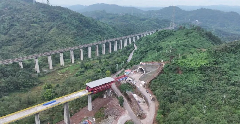 宜涪高铁重庆段首座隧道贯通 高湾隧道全长371米