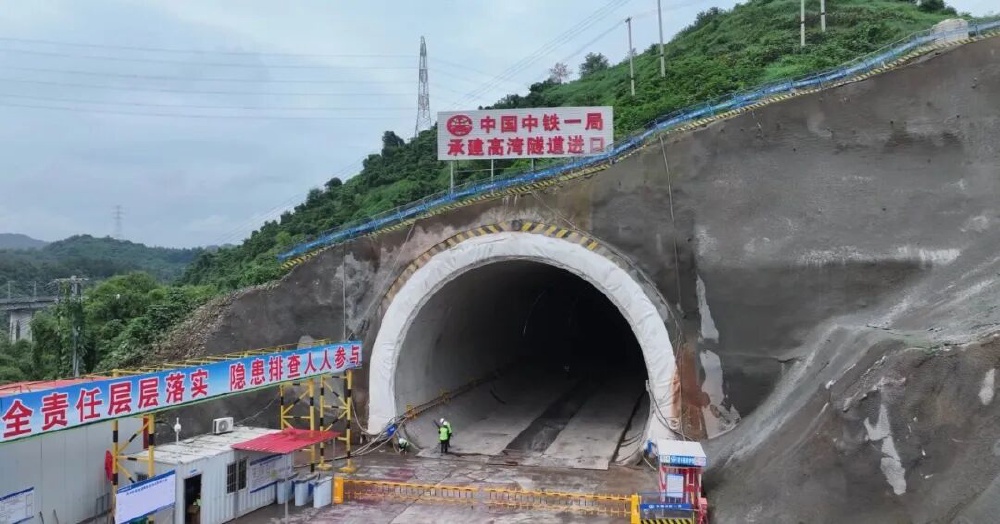 宜涪高铁重庆段首座隧道贯通 高湾隧道全长371米