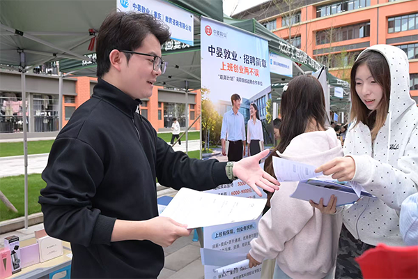 200余家企业携1.2万余岗位进校 轻工职院双选会举行