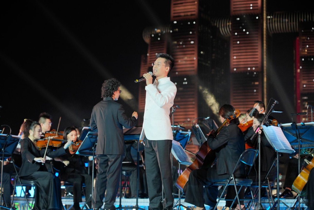 重庆之夜·南滨音乐会开演 山水实景奏响金曲引市民合唱