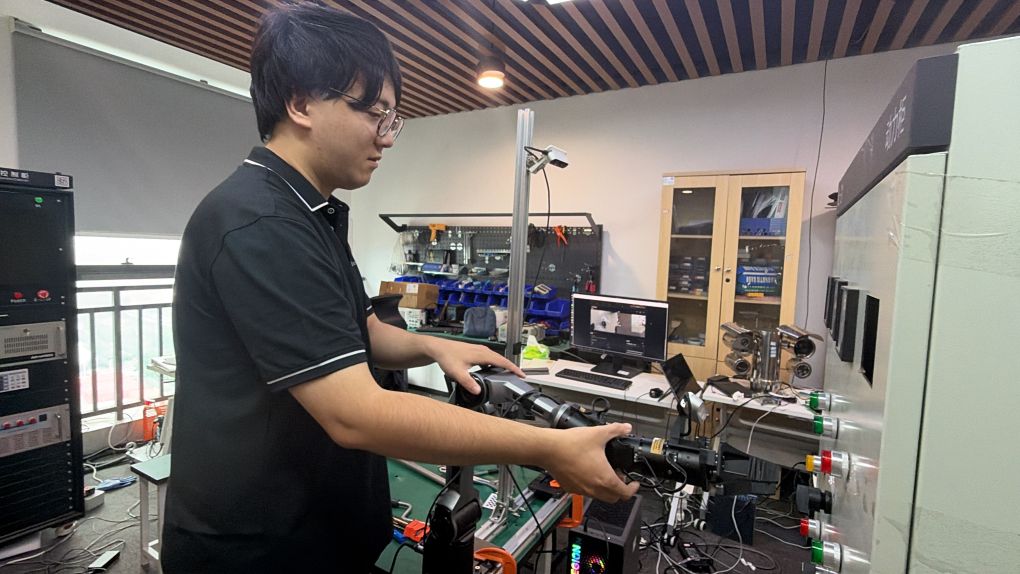 新职业来了!具身智能机器人应用技术员给机器人当“老师”