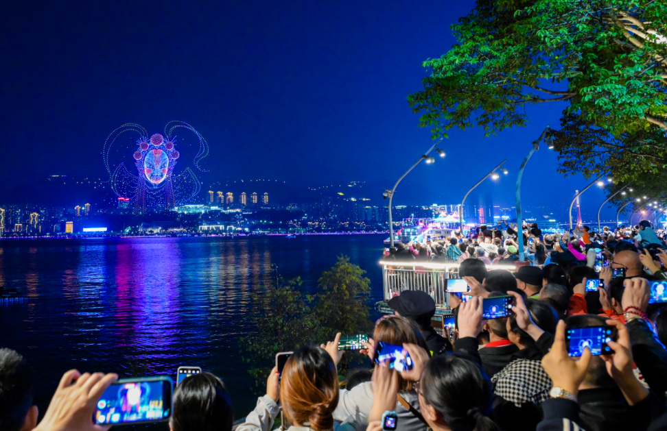 五千架无人机点亮万州峡江夜空 三峡国际旅游节光影展演启幕