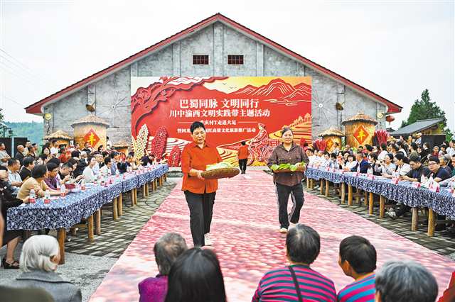 63岁农妇走T台 首场川渝互动'重庆村T秀'在大足上演
