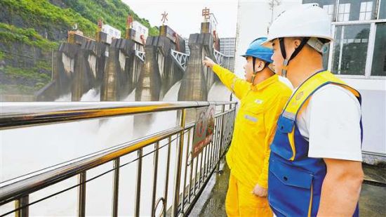 重庆迎强降雨 全市紧急避险转移安置5198人