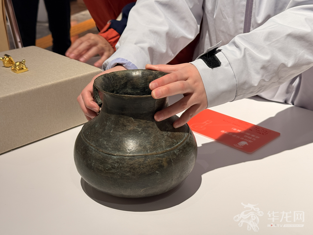 听琴摸陶俑闻古香 视障学子在渝体验无障碍逛展