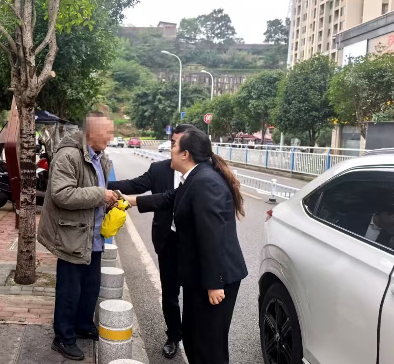 重庆八旬老人公交枢纽迷路 工作人员开私家车送回家