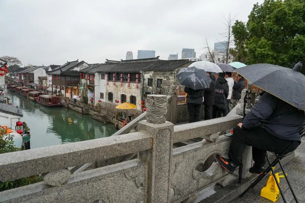 重庆瞭望:公共空间并非同意直播场所 镜头越界需付出代价