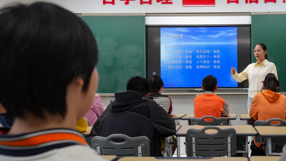 硬地滚球赛场上的最佳搭档 20岁全国冠军与六旬外婆一轨相托