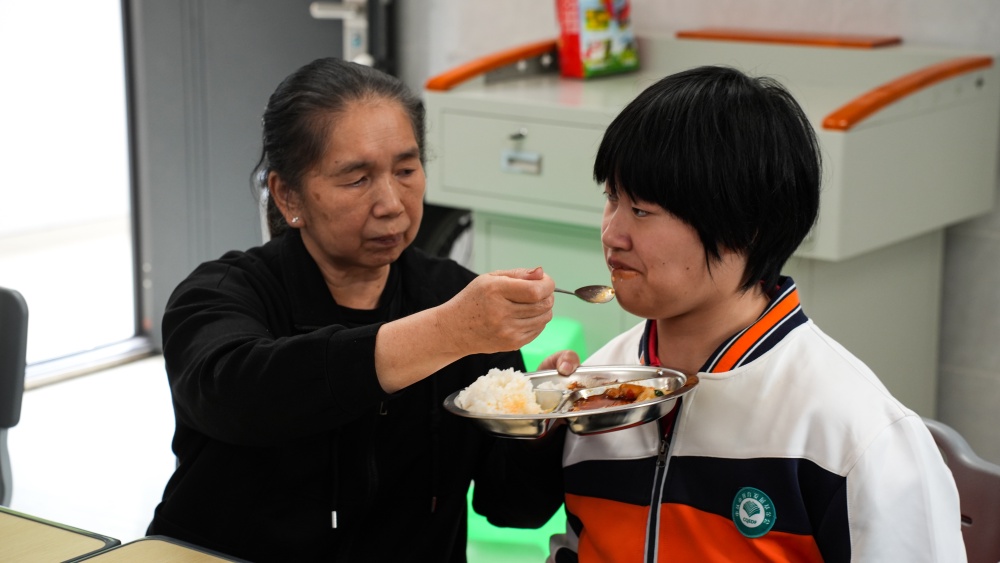 硬地滚球赛场上的最佳搭档 20岁全国冠军与六旬外婆一轨相托