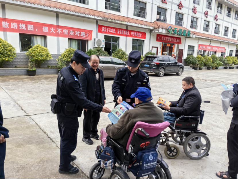 城口公安把办证窗口搬进养老院 上门服务解决高龄老人换证难题