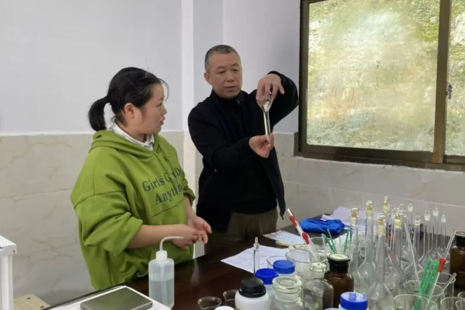 酉阳职教中心退休教师杨健 三十八载扎根职教守望满园花开