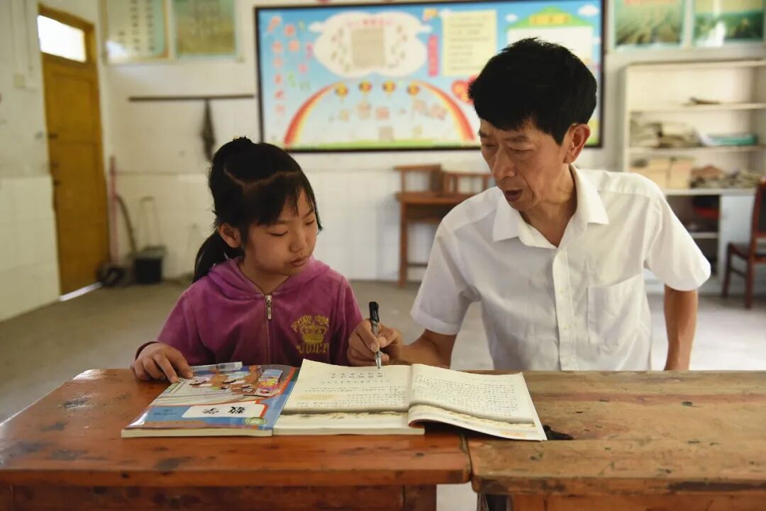 石柱卷店小学“点灯”夫妻:37载坚守深山 照亮400多名孩子