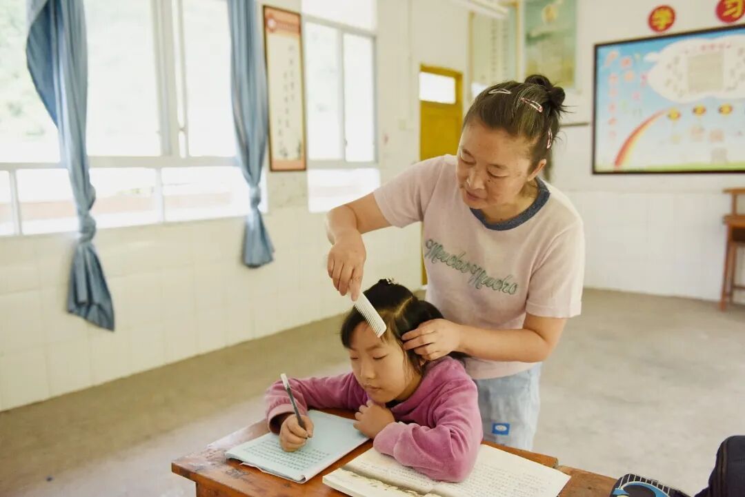 石柱卷店小学“点灯”夫妻:37载坚守深山 照亮400多名孩子