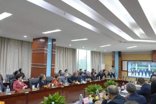 酉阳职教中心召开高质量发展暨重阳节座谈会 老教师为学校发展建