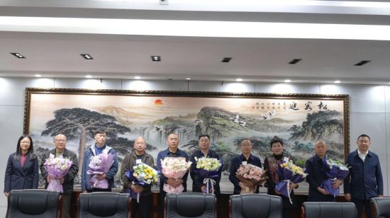 酉阳职教中心召开高质量发展暨重阳节座谈会 老教师为学校发展建