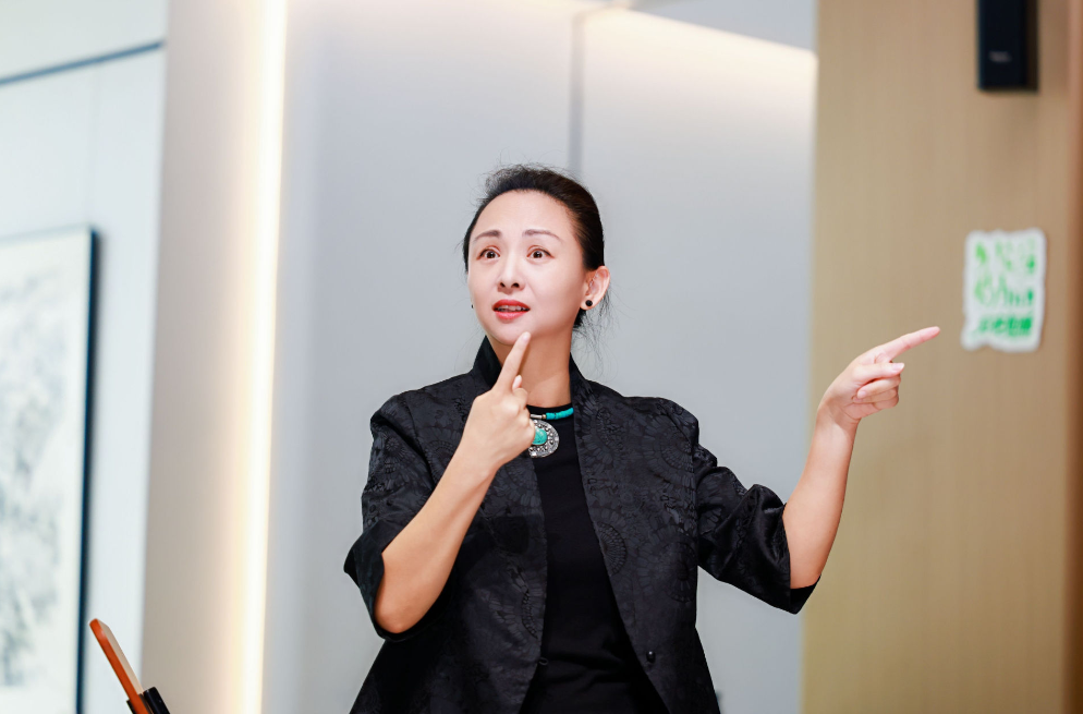 邰丽华做客重庆见字如面读书会 用手语讲述阅读改变命运