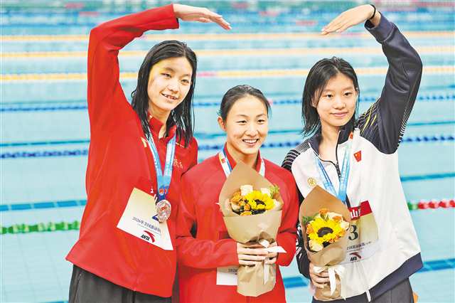 重庆选手罗名钰夺全国游泳锦标赛女子百米自由泳金牌 创队史首金
