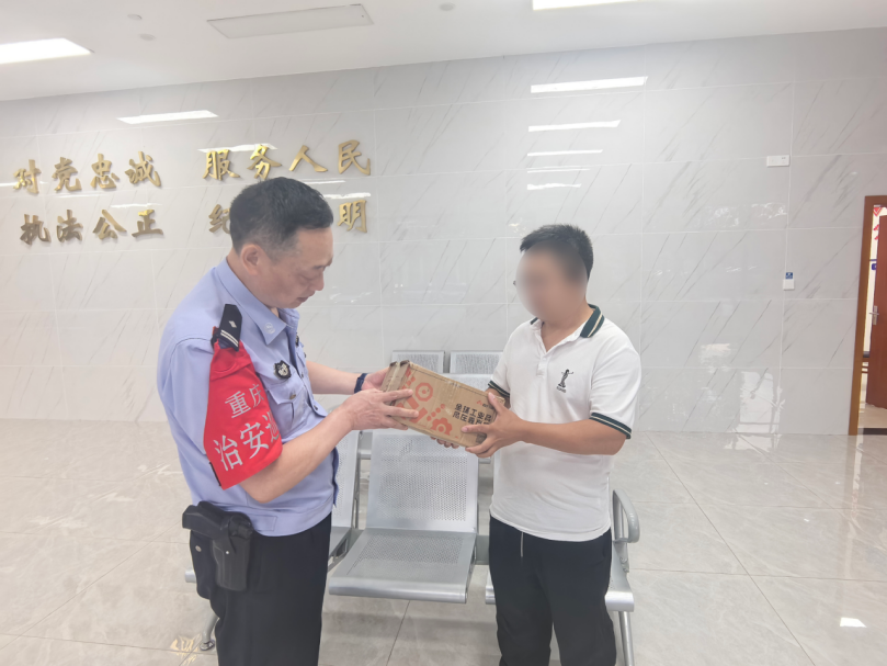重庆高新民警紧急拦停跨省运输手机 为群众挽损8.4万元