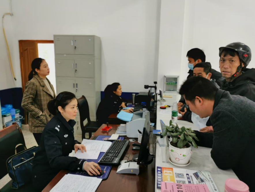 重庆户政改革记事:106项事项精简至57项 30项业务可全程