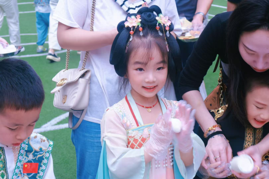 万盛润江幼儿园办民族游园会 200余名孩子身着民族服饰迎华诞