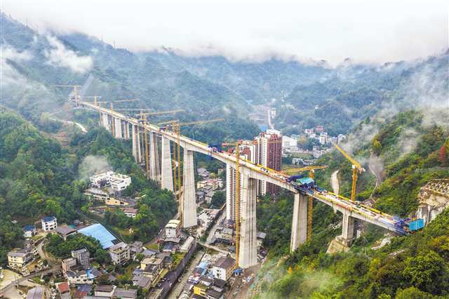 西渝高铁康渝段首座百米高墩大桥合龙 缪家梁特大桥全长941.