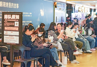 网红食品层出不穷谁为新奇买单 超长蛋挞8天卖出70万份