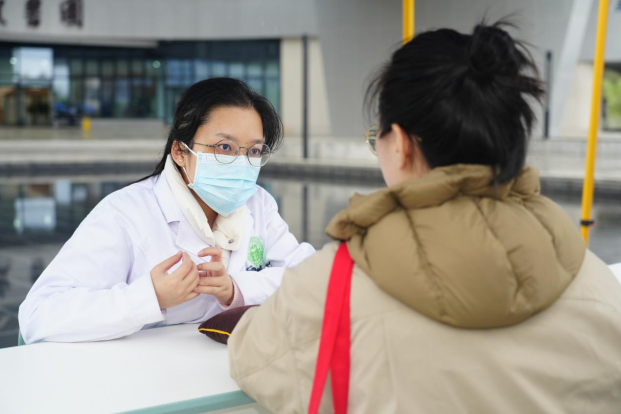 重庆青春健康服务走进高校 专家义诊急救科普护航学子