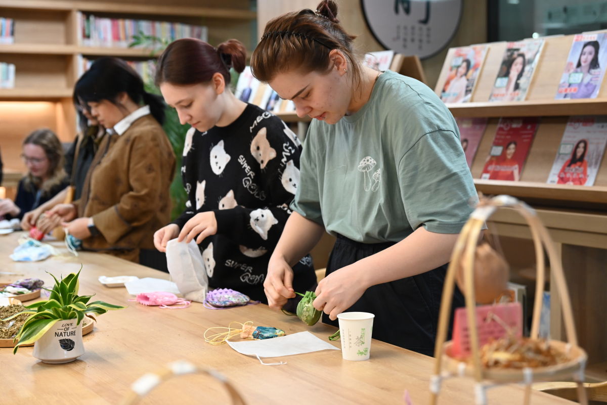 2026年来华留学生看重庆活动举行 20余名学子体验巴渝文化