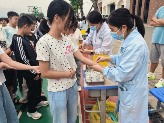 忠县白公街道社区卫生服务中心进校园 开展新生结核菌素筛查